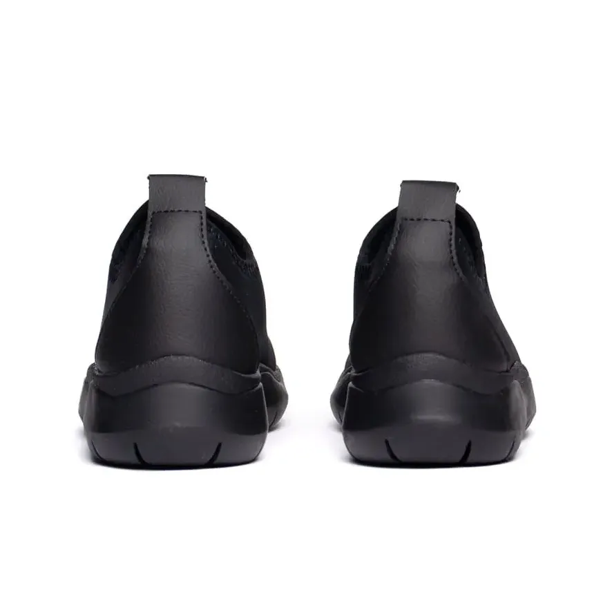 Tênis infantil slip-on preto vista traseira com solado de borracha e detalhes do fechamento elástico